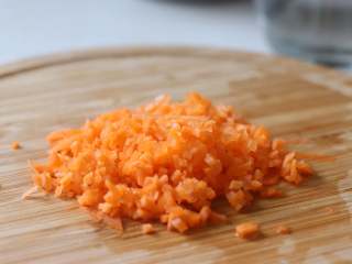 营养丰富的秋葵藜麦炖蛋,胡萝卜切成小丁。