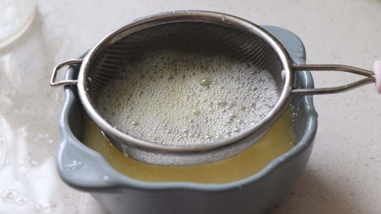营养丰富的秋葵藜麦炖蛋,用细的网筛过滤到蒸碗中。