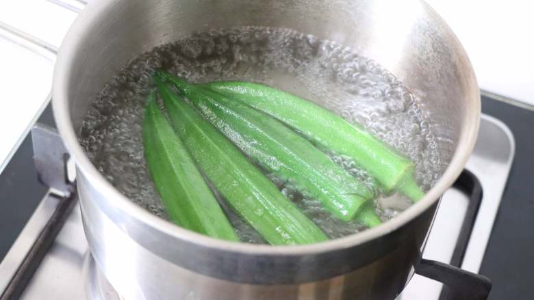营养丰富的秋葵藜麦炖蛋,秋葵放到沸水中，加入一点盐和油，煮3分钟左右，去涩。