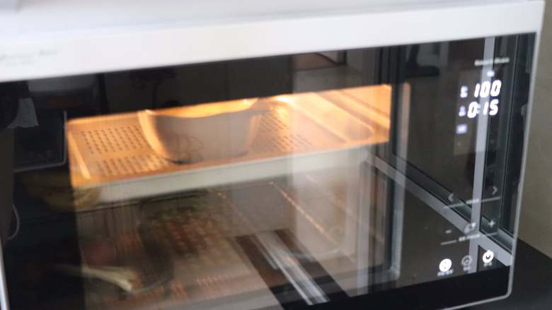 营养丰富的秋葵藜麦炖蛋,放入蒸烤箱中，100度，蒸25分钟。