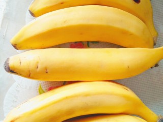 香蕉飞饼卷,买回来的新鲜的香蕉，取长像好点的，直一点的