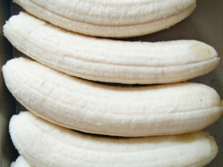 香蕉飞饼卷,把香蕉去皮