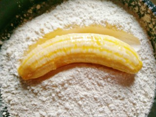 香蕉飞饼卷,再裹上面粉