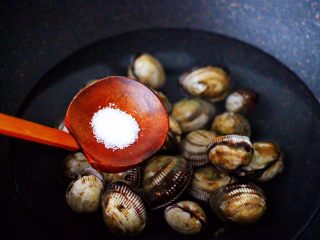辣根温拌秋葵毛蛤,锅中倒入适量的清水，把洗净的毛蛤放入锅中，放入适量的盐调味。