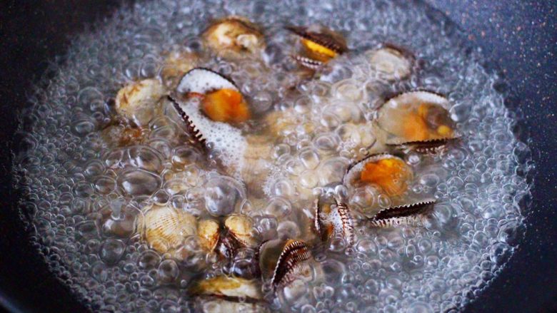 辣根温拌秋葵毛蛤,大火煮沸后，看见所有的毛蛤的口都张开后，关火捞出来扒出肉来备用。
