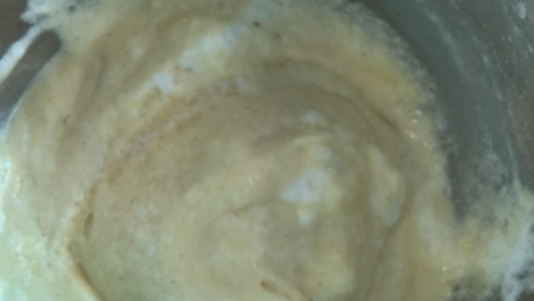 布丁烧,取三分一的蛋白霜加入面糊中稍稍翻拌、无需过度，再倒入三份二蛋白用同样的做法翻拌至混合均匀