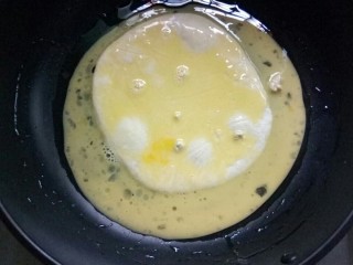 香蕉飞饼卷,将蛋液淋在飞饼坯上，摊平。