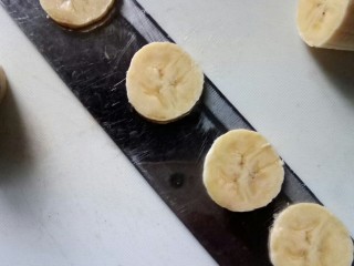 香蕉飞饼卷,香蕉切片。