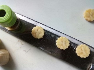 香蕉飞饼卷,香蕉用模具整形。