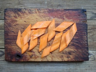 木须肉,胡萝卜洗净去皮切片。