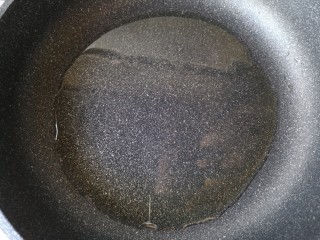 木须肉,锅中适量油烧热。