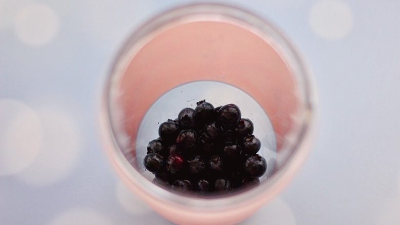 蓝莓葡萄甜汁,先把清洗干净的蓝莓，放到果汁杯里。
