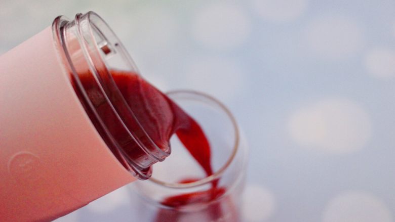 蓝莓葡萄甜汁,把榨好的蓝莓葡萄甜汁，倒入杯中即可享用了。