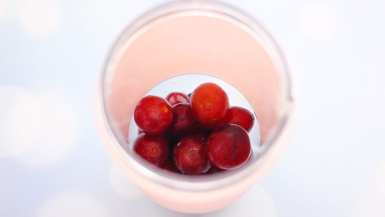 蓝莓葡萄甜汁,再放入处理干净的葡萄。