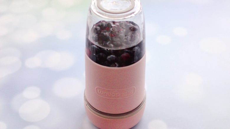 蓝莓葡萄甜汁,盖上果汁杯的盖子，启动榨汁模式榨汁即可。