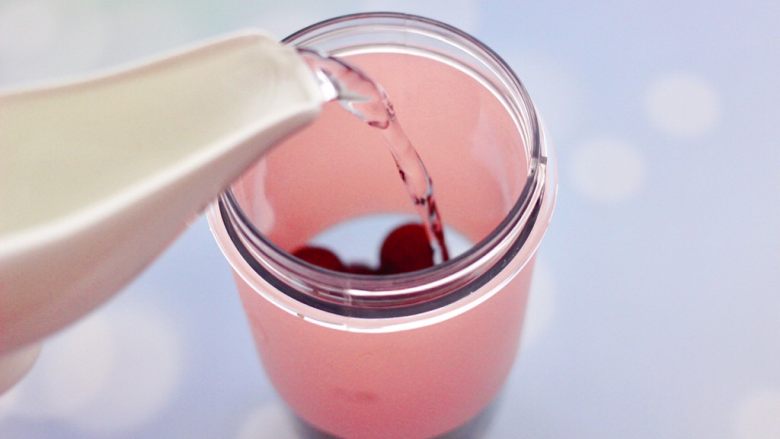 蓝莓葡萄甜汁,最后倒入纯净水，喜欢喝浓一点的，可以少放一点纯净水。