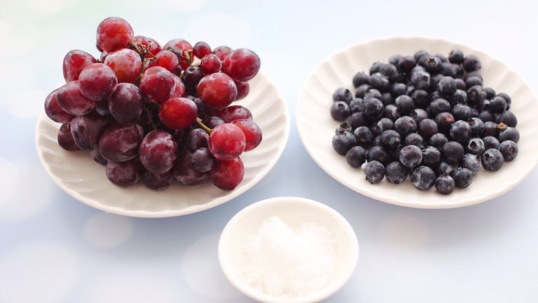 蓝莓葡萄甜汁,首先备齐榨果汁的食材。