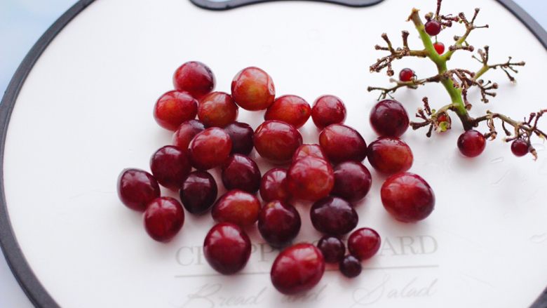 蓝莓葡萄甜汁,把洗净后的葡萄，去掉葡萄根和不用的杂质。