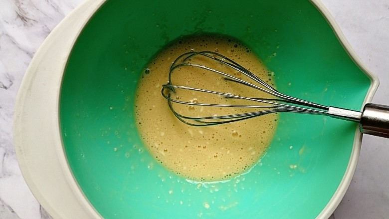 贝贝南瓜蒸蛋糕,用打蛋器搅拌均匀