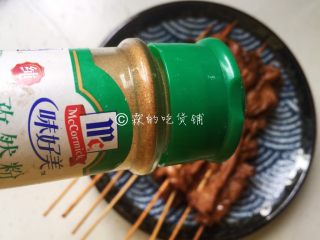 上海小吃  炸里脊肉串,出锅后可以根据口味，撒上孜然粉、黑胡椒粉还有辣椒粉。