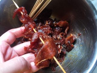 上海小吃  炸里脊肉串,随后将肉片串在竹签上。