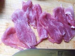 上海小吃  炸里脊肉串,切成厚度在1—2毫米之间的片。