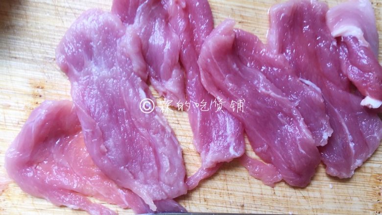上海小吃  炸里脊肉串,切成厚度在1—2毫米之间的片。