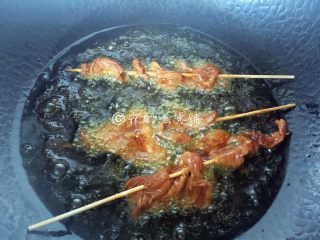 上海小吃  炸里脊肉串,放入7成热的油锅中炸，中小火，肉片薄，很快就熟。