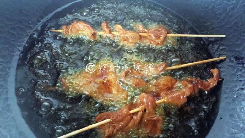 上海小吃  炸里脊肉串,放入7成热的油锅中炸，中小火，肉片薄，很快就熟。