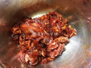上海小吃  炸里脊肉串,抓拌均匀，腌制数小时。