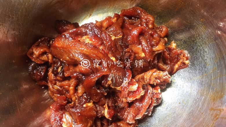 上海小吃  炸里脊肉串,抓拌均匀，腌制数小时。