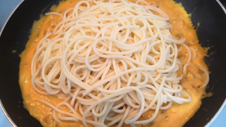 胡萝卜浓汤意面,放入意大利面，加入盐，翻拌均匀
