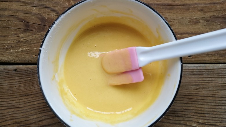 舒芙蕾——给你做舒芙蕾的人 一定很爱你,将筛入低筋面粉慢慢的搅拌，让蛋黄糊达到浓稠的状态；