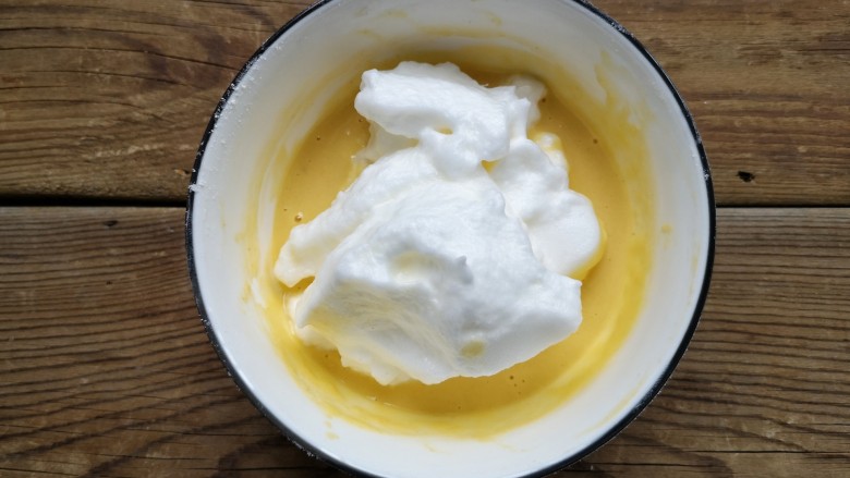 舒芙蕾——给你做舒芙蕾的人 一定很爱你,取1/3打好的蛋白霜加进到蛋黄糊中。