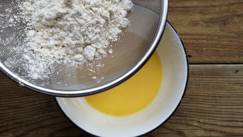 舒芙蕾——给你做舒芙蕾的人 一定很爱你,将低粉过筛加入蛋黄液中。