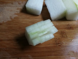 生抽肉末冬瓜,每一块冬瓜在皮的一面切成花刀，烧的时候容易入味