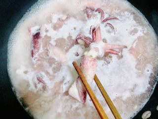 罗勒笔管鱿鱼意面,笔管鱿鱼在锅中焯一下，将水烧开，鱿鱼都变红时，就可以捞出了。