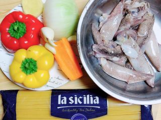 罗勒笔管鱿鱼意面,准备好食材。意面、笔管鱿鱼、彩椒、洋葱、胡萝卜、蒜、姜。