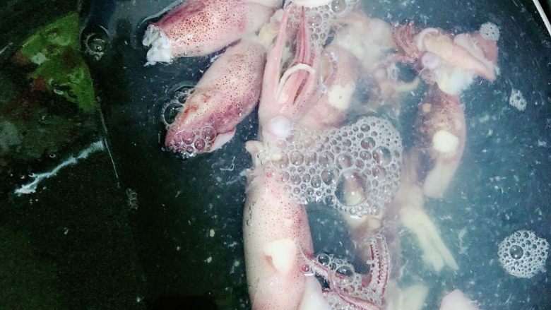 罗勒笔管鱿鱼意面,将锅中鱿鱼在冷水下冲洗干净。