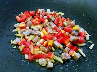 豌豆米饭,锅中加入一点点油，放入肉丁翻炒至颜色变色，加入洋葱，炒出香味，放入胡萝卜，加入一点料酒和盐翻炒均匀。