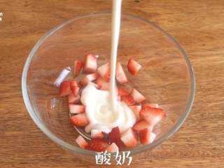 【草莓酸奶吐司】口感和营养都满满的,将切好的草莓粒放入调理盆中，加入酸奶