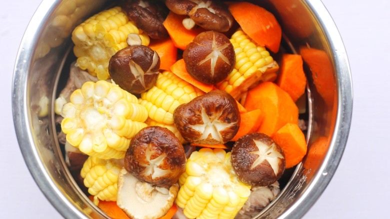 香菇玉米胡萝卜排骨汤,香菇。