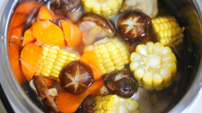 香菇玉米胡萝卜排骨汤,加入没过食材的水，开启煲汤模式。