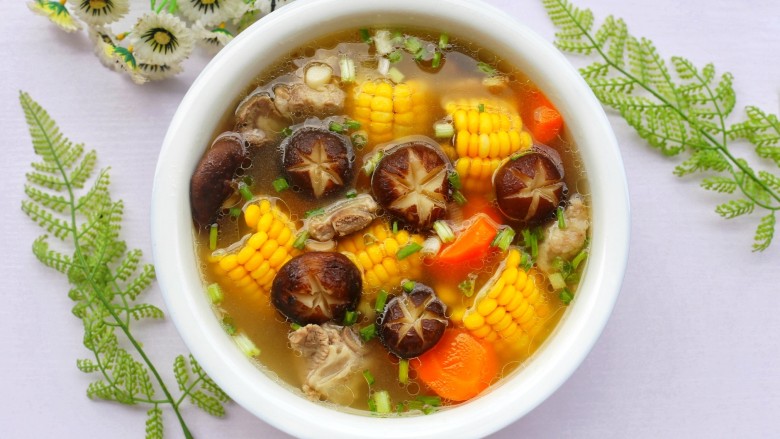 香菇玉米胡萝卜排骨汤,超级鲜香，营养美味的香菇玉米胡萝卜排骨汤。喝汤有益健康，记得经常炖给家人喝。