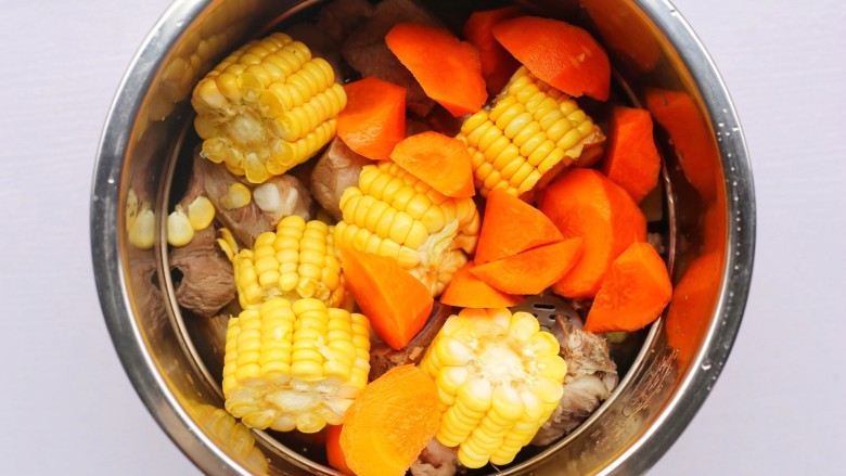 香菇玉米胡萝卜排骨汤,胡萝卜。