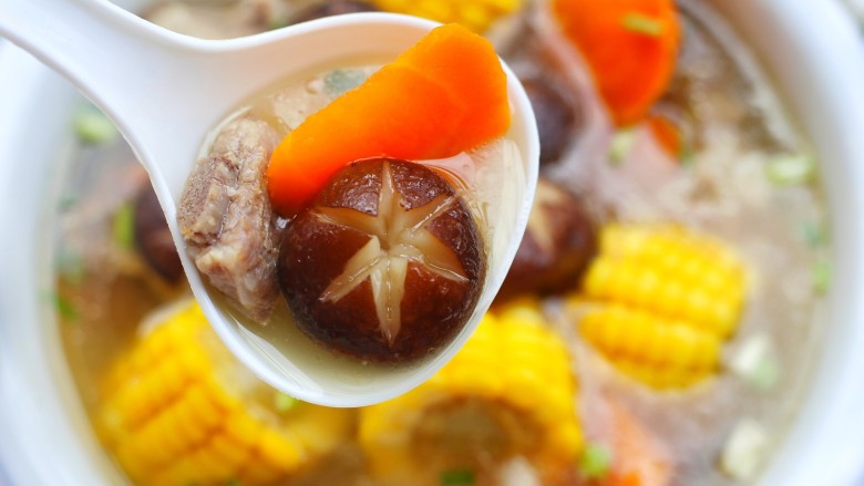 香菇玉米胡萝卜排骨汤,来喝一口。