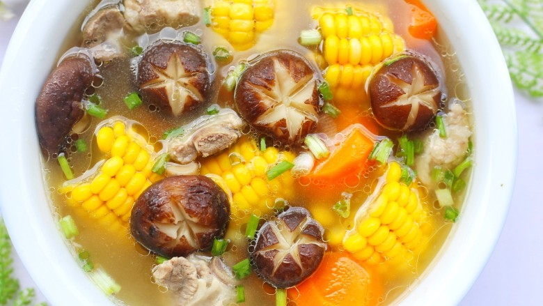 香菇玉米胡萝卜排骨汤,连喝三碗都不够。
