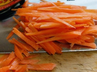 芝麻酱时蔬拌面,胡萝卜去皮切丝。