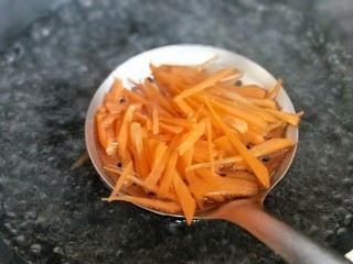 芝麻酱时蔬拌面,将切好的胡萝卜开水中烫30秒。