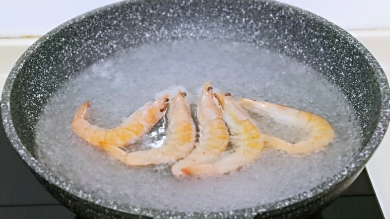海鲜什锦鸡汤面,首先将虾去除虾线，之后焯水，水烧开后放入虾，煮2分钟捞出备用。